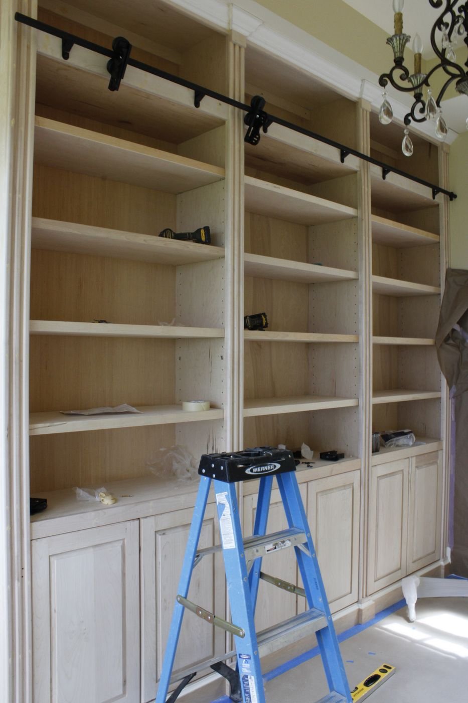 Built-in library shelving with sliding rolling ladder